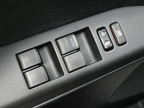 Used 2017 Toyota RAV4 XLE FWD image 3