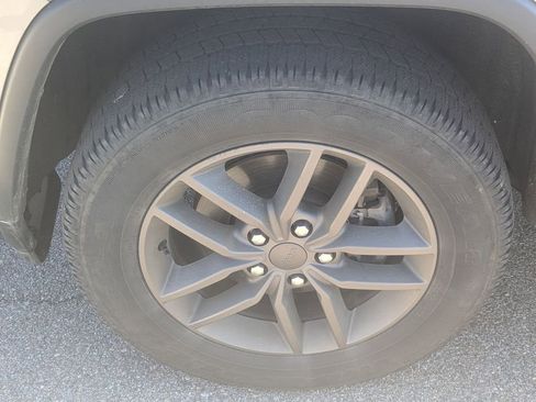 Used 2016 Jeep Grand Cherokee Laredo 75th Anniversary image 9