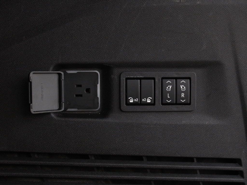 Used 2023 Chevrolet Suburban Premier AWD/4WD image 37