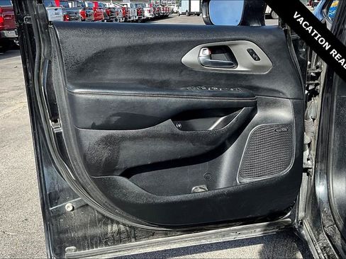 Used 2022 Chrysler Pacifica Limited w/ Uconnect Theater Family Group image 18