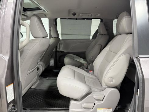 Used 2020 Toyota Sienna XLE w/ XLE Navigation Package image 17