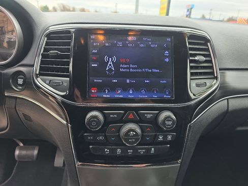 Used 2019 Jeep Grand Cherokee Limited image 17