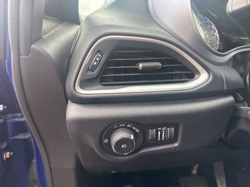 Used 2020 Chrysler Pacifica Touring-L FWD image 15