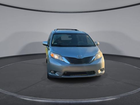 Used 2012 Toyota Sienna XLE AWD/4WD image 3