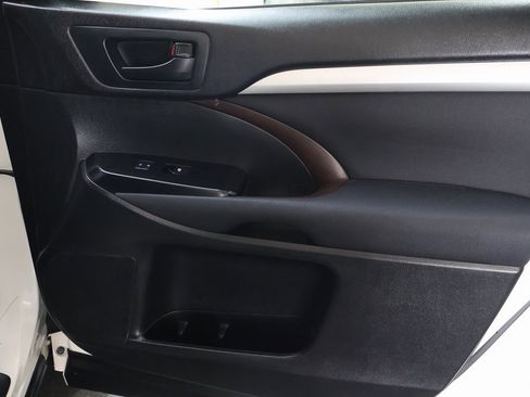 Used 2017 Toyota Highlander LE image 12