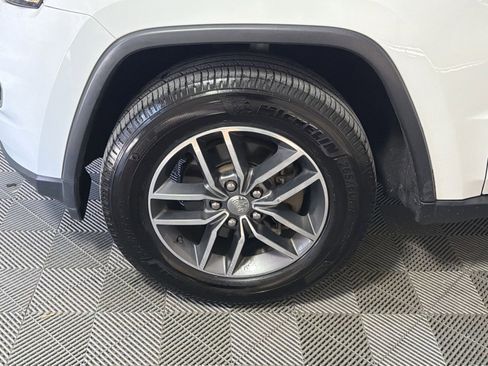 Used 2018 Jeep Grand Cherokee Limited image 12