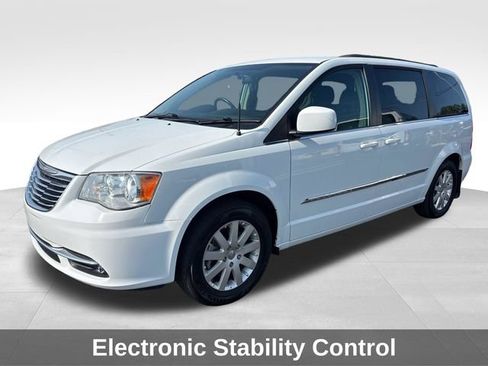 Used 2015 Chrysler Town & Country Touring FWD image 8