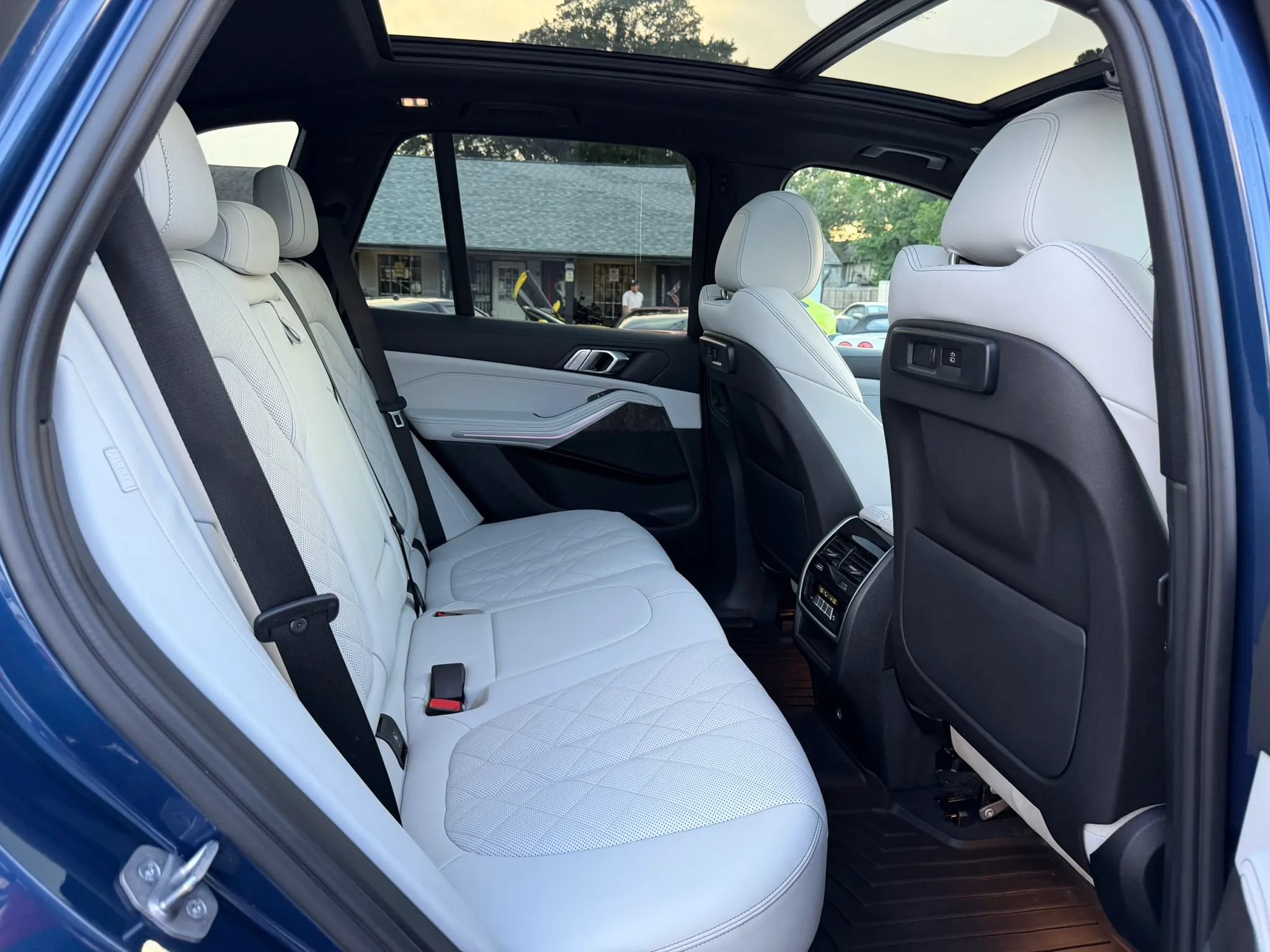 Used 2023 BMW X5 xDrive40i w/ Parking Assistance Package AWD/4WD image 27
