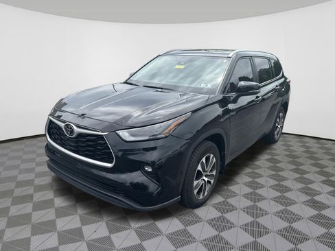 Used 2023 Toyota Highlander XLE AWD/4WD image 2