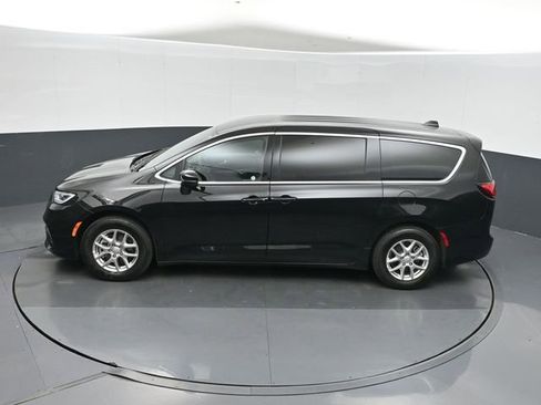 Used 2025 Chrysler Pacifica Select FWD image 34