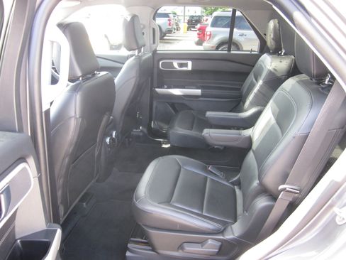 Used 2022 Ford Explorer XLT w/ Equipment Group 202A AWD/4WD image 13