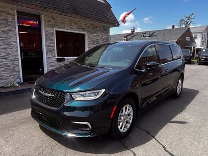 Used 2025 Chrysler Pacifica Select