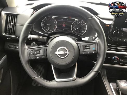 Used 2024 Nissan Pathfinder SL FWD image 14