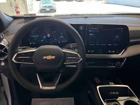 New 2026 Chevrolet Equinox LT w/ Convenience Package II FWD image 17