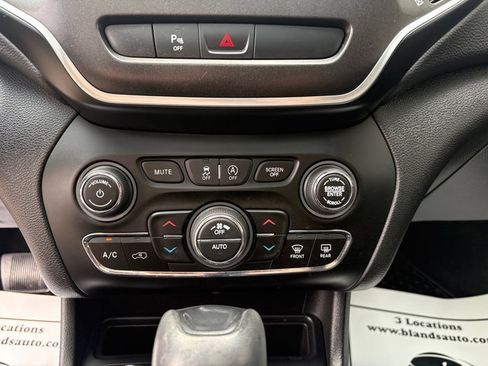 Used 2019 Jeep Cherokee Trailhawk w/ Comfort/Convenience Group AWD/4WD image 29