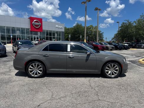 Used 2018 Chrysler 300 Limited RWD image 4