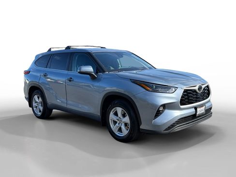 Used 2023 Toyota Highlander LE FWD image 7
