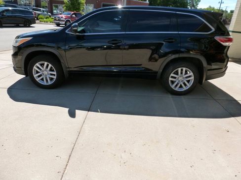 Used 2015 Toyota Highlander LE AWD/4WD image 6