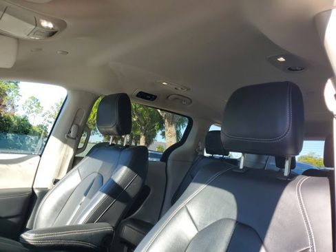 Used 2024 Chrysler Pacifica Touring-L image 29