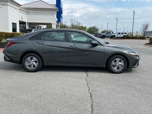 New 2026 Hyundai Elantra SE FWD image 8