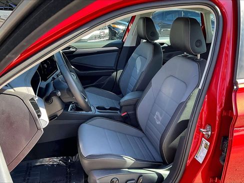 Used 2025 Volkswagen Jetta SE w/ Black Wheel Package image 9