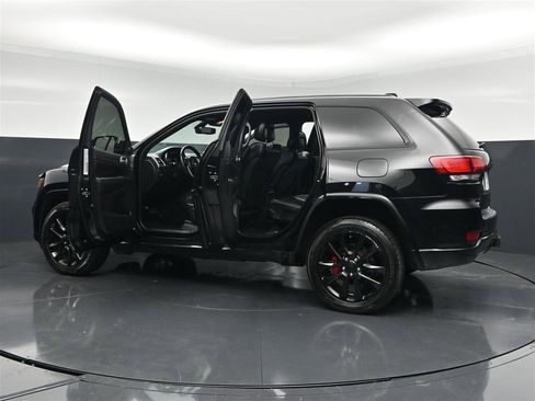 Used 2017 Jeep Grand Cherokee Altitude AWD/4WD image 38