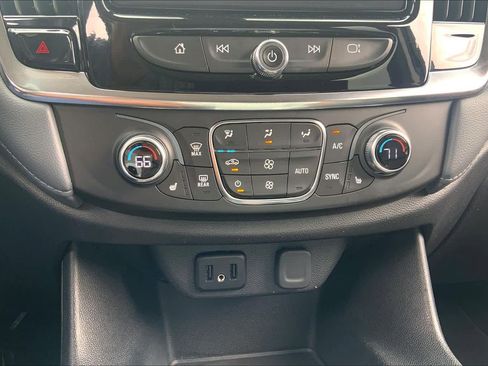 Used 2021 Chevrolet Traverse LT image 32