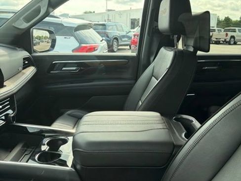 Used 2025 Chevrolet Suburban High Country AWD/4WD image 7