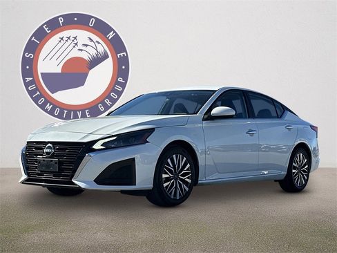 Used 2023 Nissan Altima 2.5 SV image 2