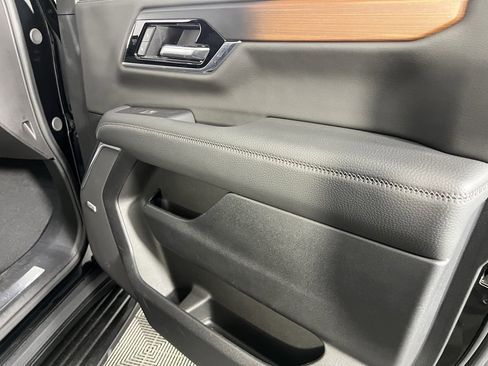 Used 2025 GMC Yukon XL Denali image 35