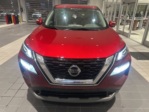 Used 2021 Nissan Rogue SV image 2