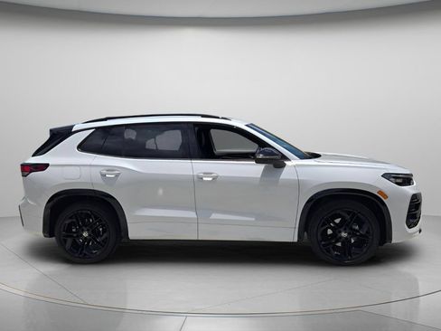 Certified 2025 Volkswagen Tiguan SE R-Line FWD image 4