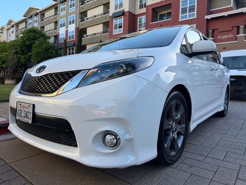 Used 2015 Toyota Sienna SE Premium FWD image 2