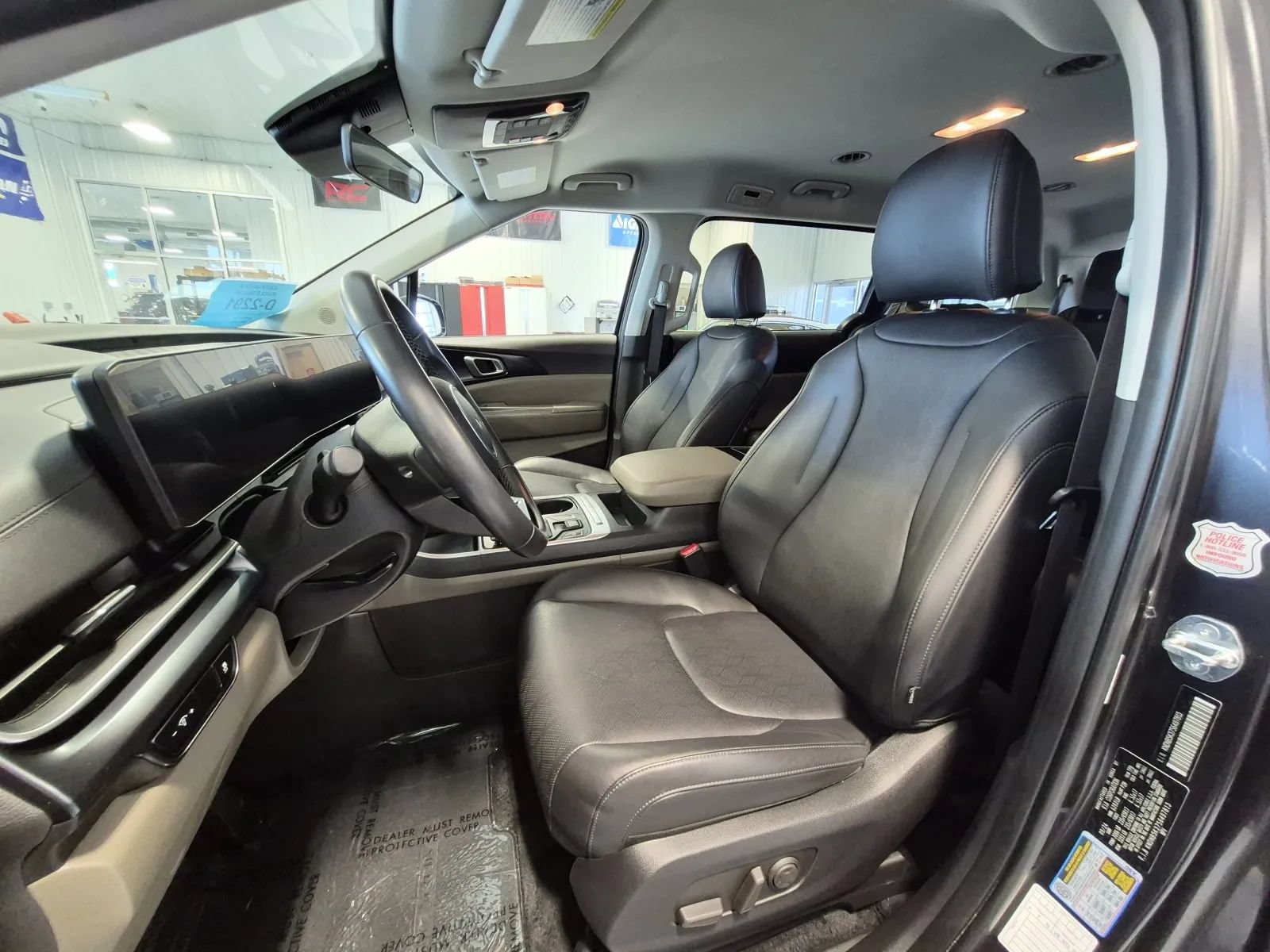 Used 2025 Kia Carnival FWD image 11
