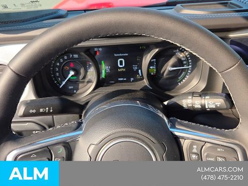 Used 2025 Jeep Wrangler Unlimited Sahara AWD/4WD image 24