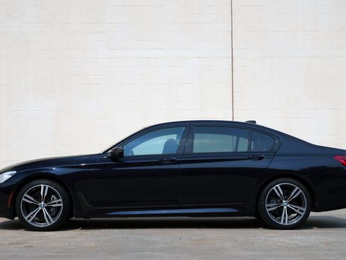 Used 2019 BMW 740i w/ M Sport Package RWD image 9
