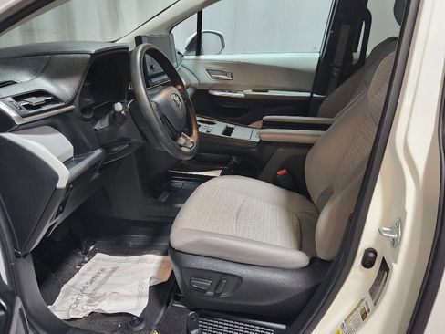 Used 2025 Toyota Sienna LE image 24