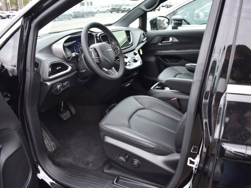 New 2026 Chrysler Pacifica Select image 13