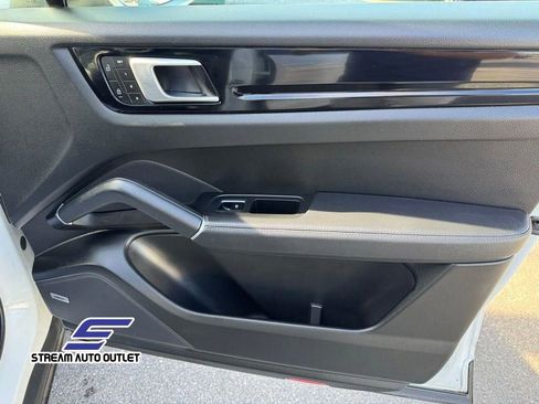 Used 2023 Porsche Cayenne Platinum Edition image 41