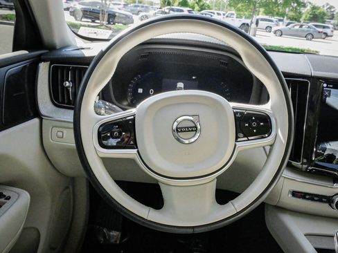 Used 2022 Volvo XC60 B5 Inscription w/ Advanced Package FWD image 18