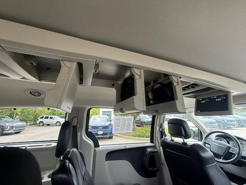 Used 2014 Chrysler Town & Country Touring-L FWD image 15