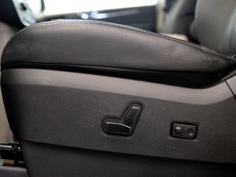 Used 2015 Chrysler Town & Country Touring FWD image 17