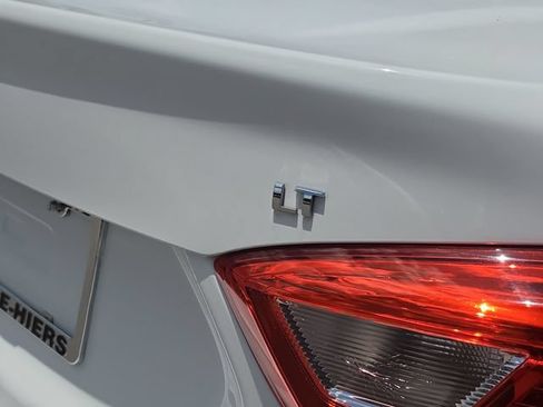 Used 2017 Chevrolet Cruze LT FWD image 6