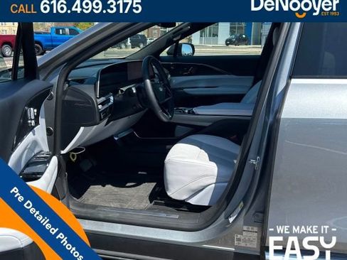 Used 2024 Cadillac Lyriq Luxury AWD/4WD image 6