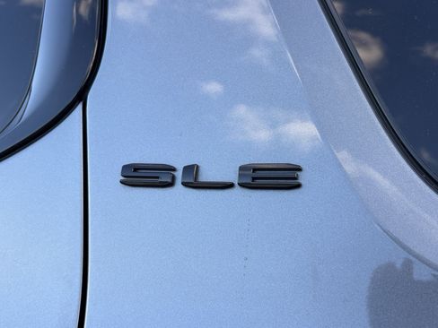 Used 2021 GMC Acadia SLE w/ Driver Convenience Package image 15