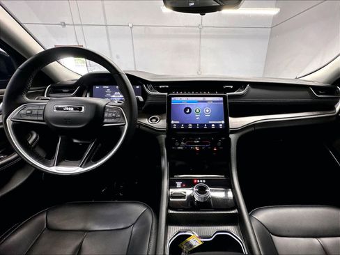 Used 2023 Jeep Grand Cherokee Limited w/ Black Appearance Package AWD/4WD image 16