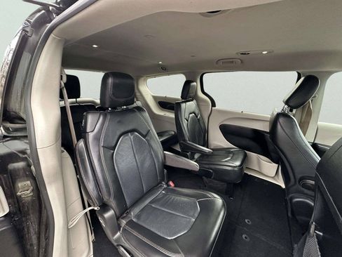 Used 2019 Chrysler Pacifica Touring-L FWD image 17