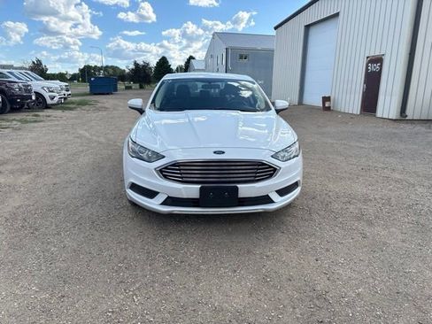 Used 2017 Ford Fusion SE FWD image 4
