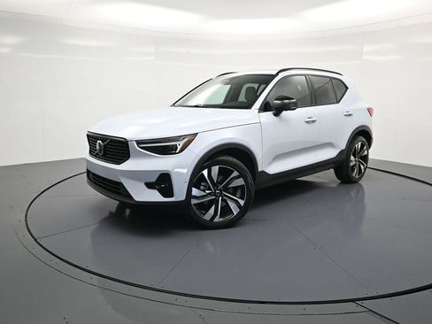 Used 2024 Volvo XC40 B5 Plus AWD/4WD image 28