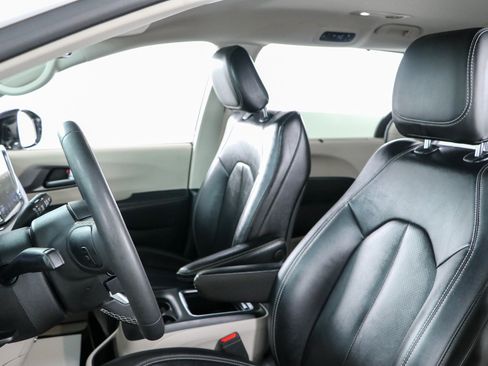 Used 2024 Chrysler Pacifica Touring-L FWD image 23